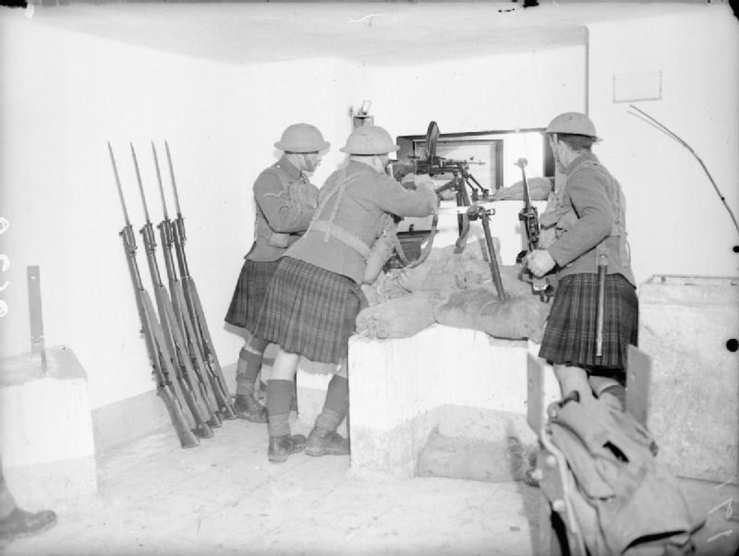 Why were traditional kilts not issued to soldiers in Scottish regiments (excepting pipers and drummers) during World War II?